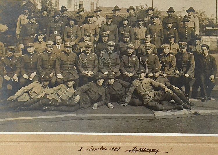 fotografie-ofiteri-si-soldati-romani-langa-poligonul-de-grenade-1-noiembrie-1929.