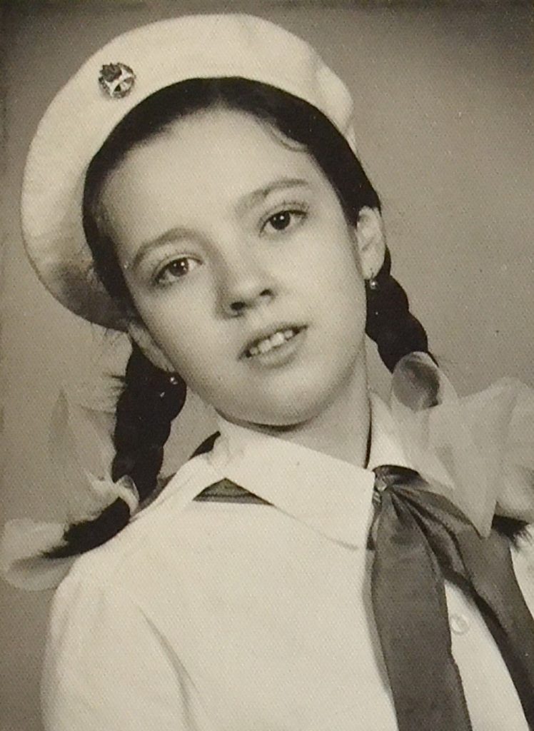 fotografii-comuniste-plic-familia-ostafie-ancuta-eleva-clasa-a-IV-a-1972.