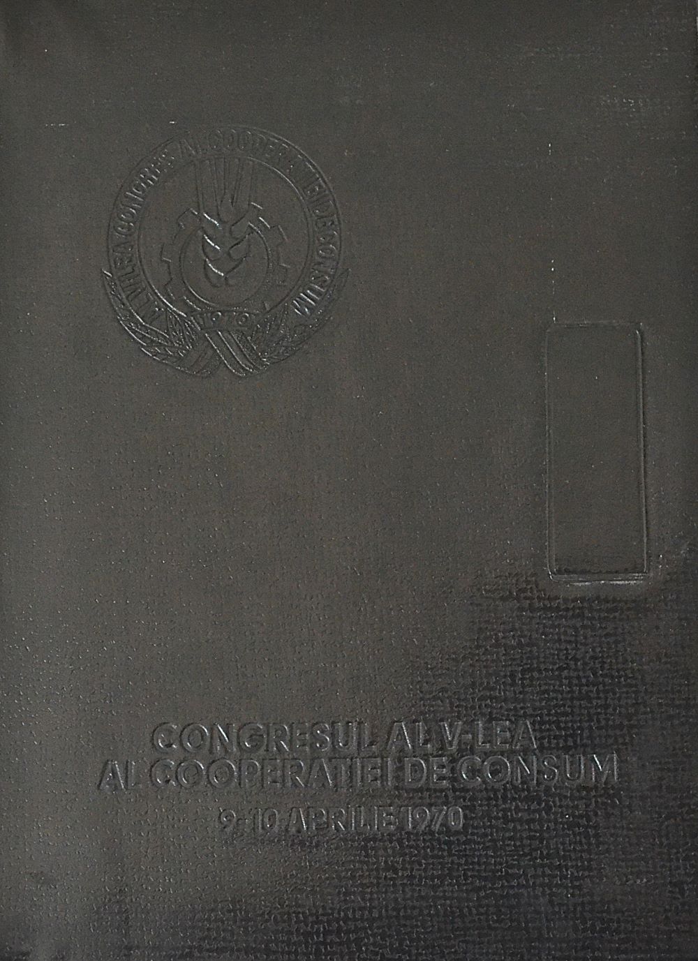 Ții în mână o mică mașină a timpului: mapa oficială a Congresului al V‑lea al Cooperației de Consum, 9–10 aprilie 1970.