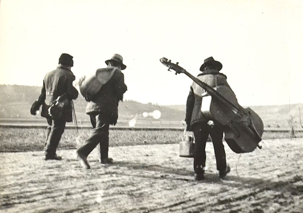 fotografie-comunista-muzicanti-spre-drumul-nemuririi.