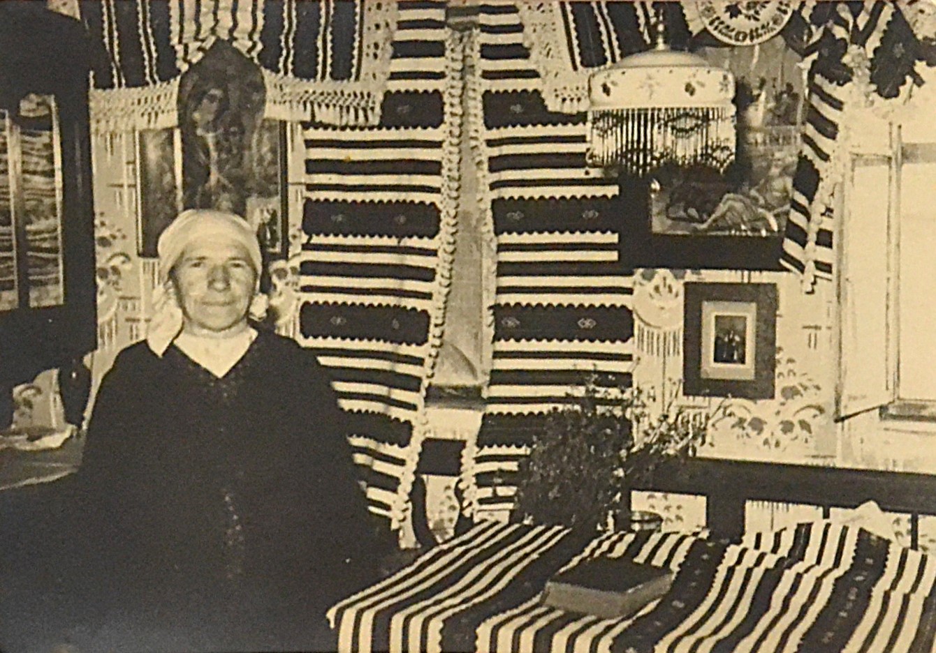 fotografie-inedita-cu-o-femeie-senina-in-varsta-in-decor-taranesc-unic.