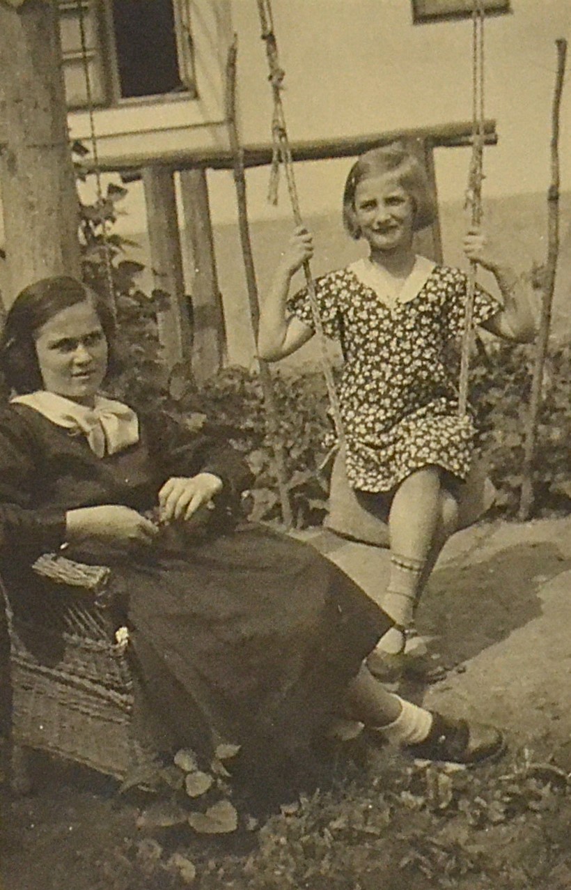 fotografie-interbelica-cu-doua-fetite-in-gradina.