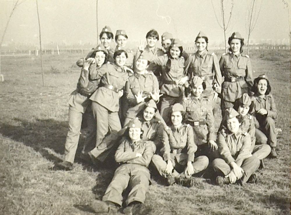 Râsete în uniformă: o clipă de libertate în bocanci