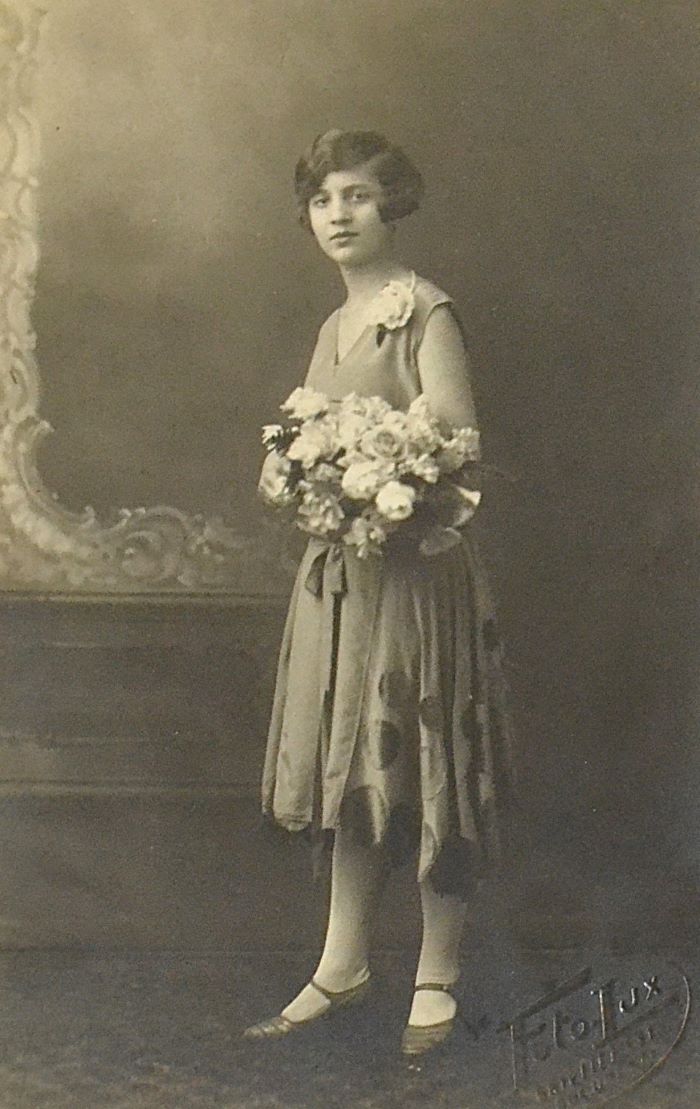 Flori și pași ușori: O clipă de eleganță Art Deco, Foto Lux București 16 Mai 1929