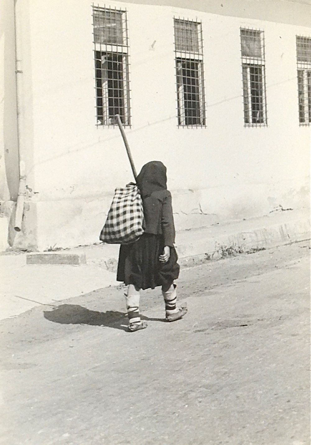 Bătrâna cu traista în carouri – o lecție de mers înainte